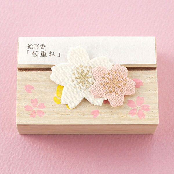 香りだけでなく見た目も雅な文香・匂い袋「遊中川 日本市 絵形香 桜重ね」
