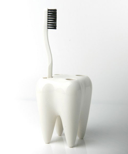 歯ブラシは歯に置くと収まりがいい「PROPAGANDA 歯ブラシホルダー」