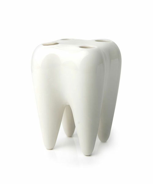歯ブラシは歯に置くと収まりがいい「PROPAGANDA 歯ブラシホルダー」
